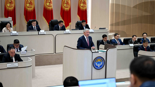 МинКаб Төрагасы Адылбек Касымалиев: Мамлекет ири стратегиялык инфраструктуралык долбоорлорду ишке ашырууну улантууда