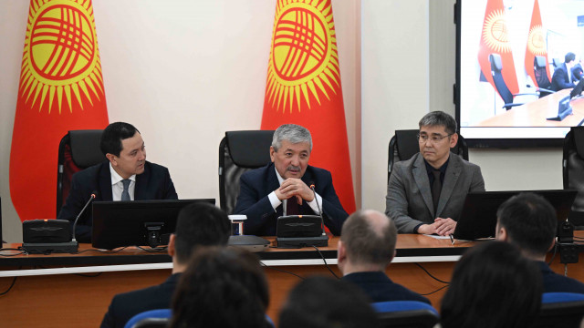 МинКаб башчысы Адылбек Касымалиев Саламаттыкты сактоо министрлигинин борбордук аппаратына министрдин милдетин аткаруучу Дамирбек Осмоновду тааныштырды